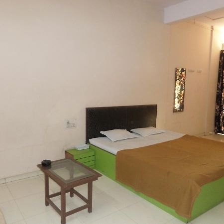 Vrindavan Lodge Solapur Zewnętrze zdjęcie